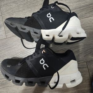 WOMENS ON CLOUDFLYER 4 RUNNING SHOES - SIZE 6